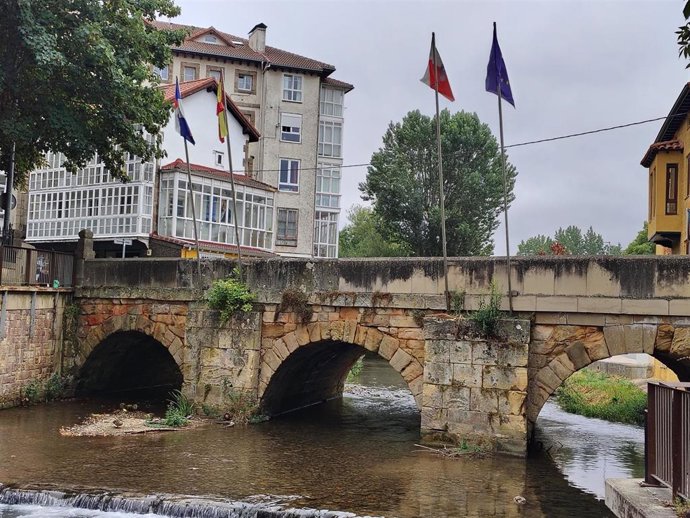 Avenida Puente de Carlos III en Reinosa sobre el río Ebro