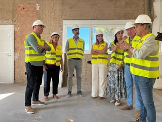 Imagen del consejero de Agricultura, Pesca, Agua y Desarrollo Rural, Ramón Fernández-Pacheco, en su visita a las instalaciones del futuro Centro Andaluz de Control y Calidad de los Recursos Pesqueros (Caccrp).