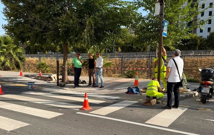 El Ayuntamiento de Granada acomete un plan de refuerzo de la seguridad en entornos escolares con la instalación de 16 nuevos pasos de peatones inteligentes