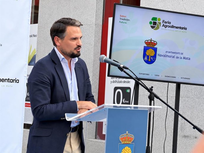 El vicepresidente y consejero de Presidencia, Coordinación de la Acción de Gobierno, Interior y Emergencias de la Junta de Extremadura, Abel Bautista, en la inauguración de la XIV Feria Agroalimentaria de Navalmoral de la Mata (Cáceres).
