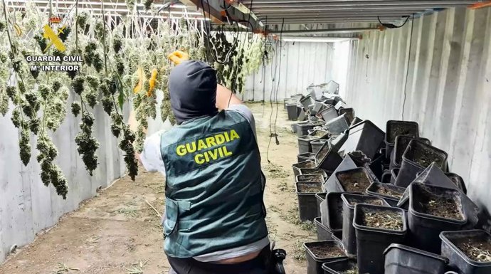 La instalación por parte de la banda de narcos había sido concebida para dificultar al máximo su detección, ya que los contenedores que albergaban la droga se encontraban completamente enterrados y apenas resultaban perceptibles desde la superficie