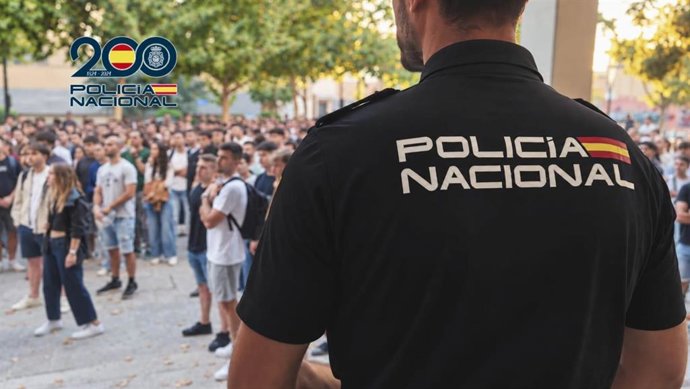 Un agente  del dispositivo de seguridad organizado con motivo de la prueba de ingreso en la Policía Nacional, en Zaragoza.