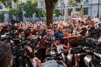 Abascal desdeña las críticas de Aznar, otro "derrotado por Marruecos", y reta a Feijóo a buscarse "mejor padrino"