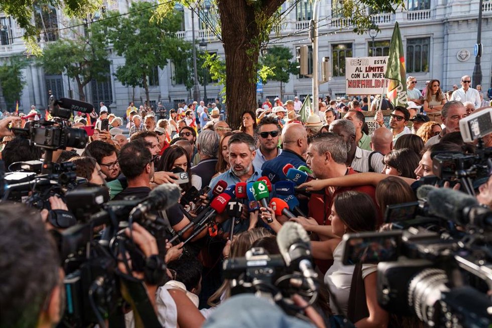 El presidente de Vox, Santiago Abascal, ofrece declaraciones a los medios antes de una manifestación para expresar apoyo a Ceuta y exigir la celebración de elecciones generales.