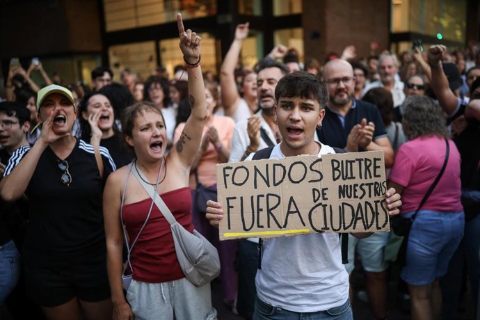Decenas de personas durante una concentración frente al ático de Chamberí tras el desahucio de Maricarmen, a 23 de septiembre de 2026, en Madrid (España). Activistas antidesahucios de la Comunidad de Madrid han convocado una concentración frente al ático 