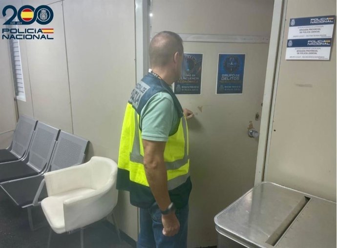Agente de la Policía Nacional en la comisaría de Palma.