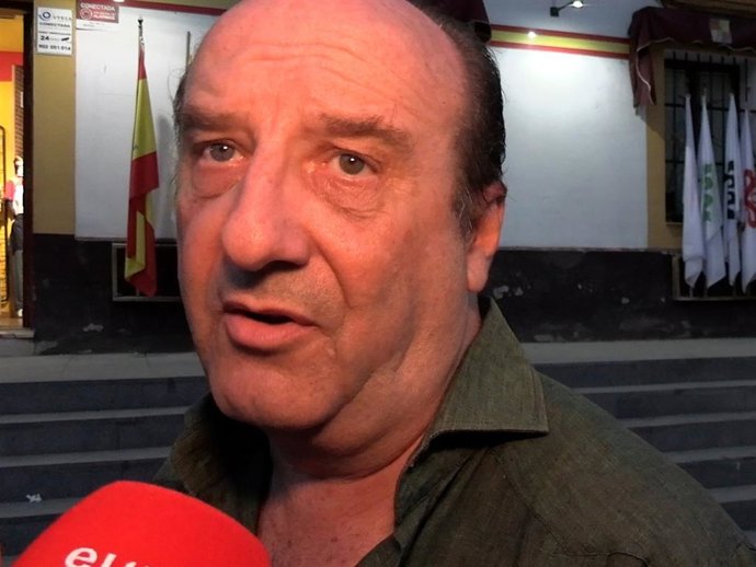 Joaquín Moeckel hablando con la prensa tras asistir a la Feria de San Miguel de Sevilla