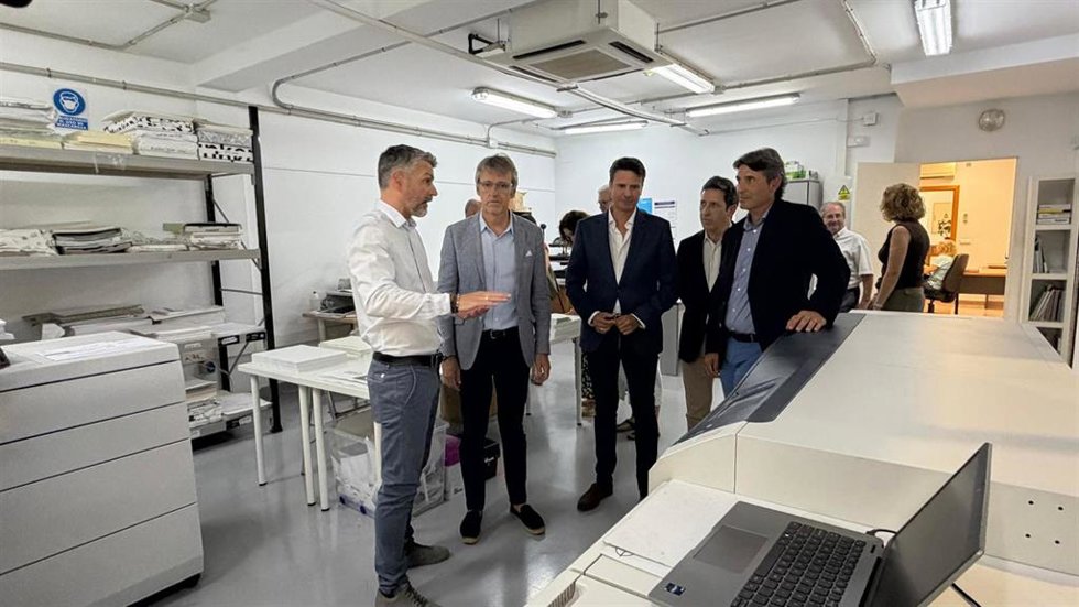 El consejero de Empresa, Empleo y Economía Social, Luis Alberto Marín, durante una visita reciente a una empresa de inserción social.