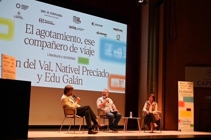 Los escritores Juan del Val (izda) y Nativel Preciado (dcha) conversan con Edu Galán (centro) sobre el agotamiento en la sociedad actual, en el festival Escribidores 2026, en Cáceres a 25 de septiembre de 2026.