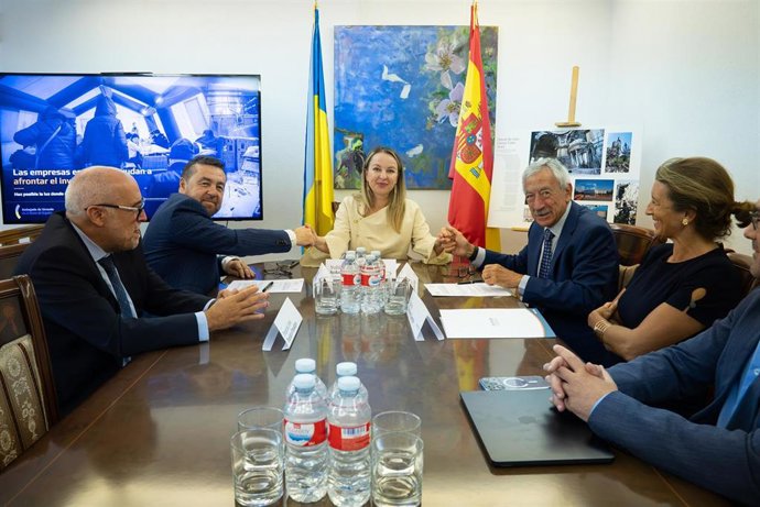 Aesmide y Help to Ukraine firman un acuerdo de colaboración para animar a empresas españolas a recaudar fondos para enviar generadores eléctricos a Ucrania, a 25 de septiembre de 2026, en Madrid (España).