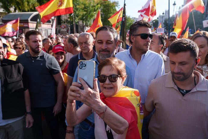 O presidente do Vox, Santiago Abascal (ao centro), durante uma manifestação para demonstrar apoio a Ceuta e exigir a realização de eleições gerais, em 26 de setembro de 2026, em Madri (Espanha). A manifestação foi convocada pela Sociedade Civil Espanhola