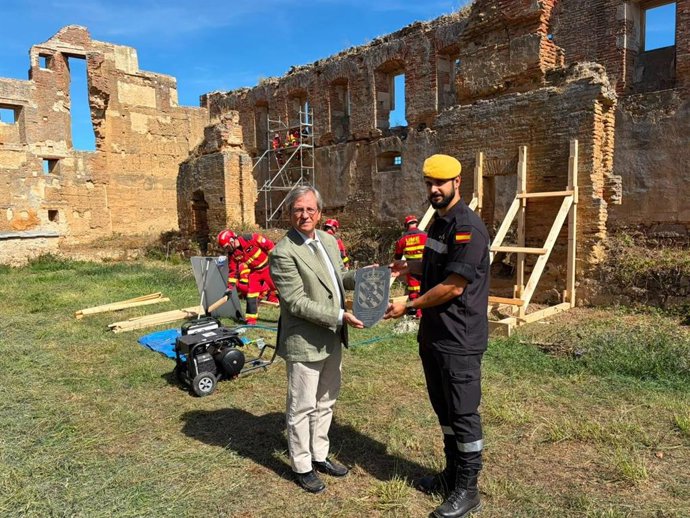 La UME ensaya en el Monasterio de Sandoval (León) cómo proteger el patrimonio ante incendios y emergencias