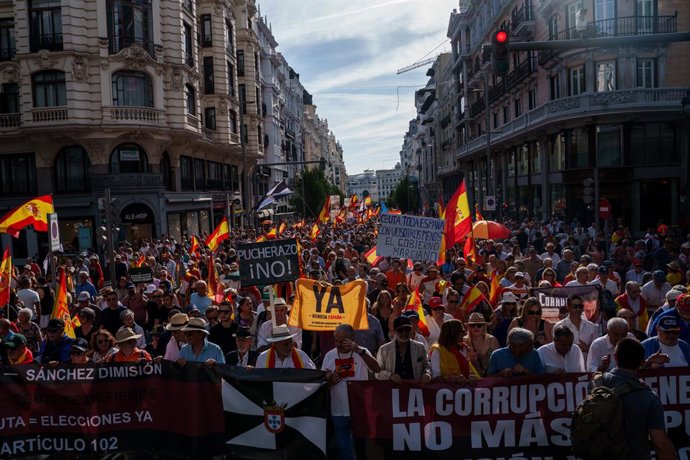 Centenas de pessoas carregam faixas com o slogan “A corrupção tem um preço. Chega de impunidade. Renúncia e eleições já” durante uma manifestação para expressar apoio a Ceuta e exigir a realização de eleições gerais, em 26 de setembro de 2026, em 