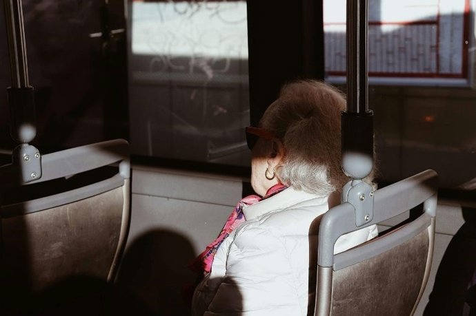 Las personas mayores ahorran 1,7 millones en viajes en autobús a mitad de precio con la Tarjeta Andalucía Junta 65