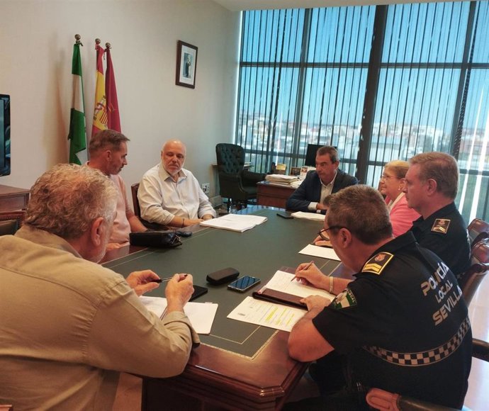 Encuentro entre el delegado de Seguridad del Ayuntamiento de Sevilla, Ignacio Flores; la delegada del Distrito Casco Antiguo, Amidea Navarro, y representantes de la Asociación de Hosteleros del Barrio de Santa Cruz.