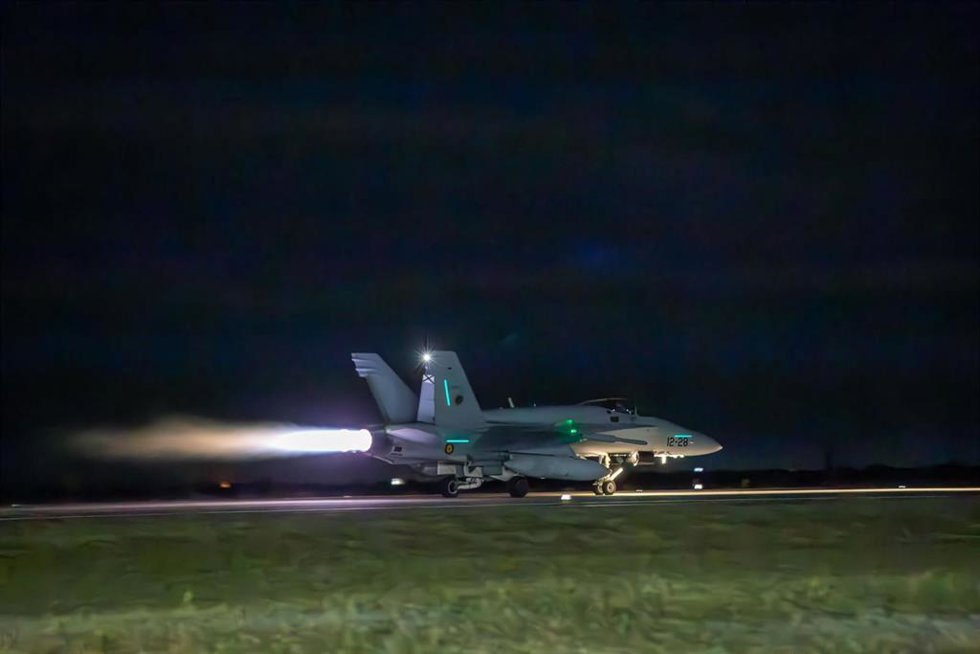 Un caza español F-18 despega en la Base Mihail Kogalniceanu (Rumanía).
