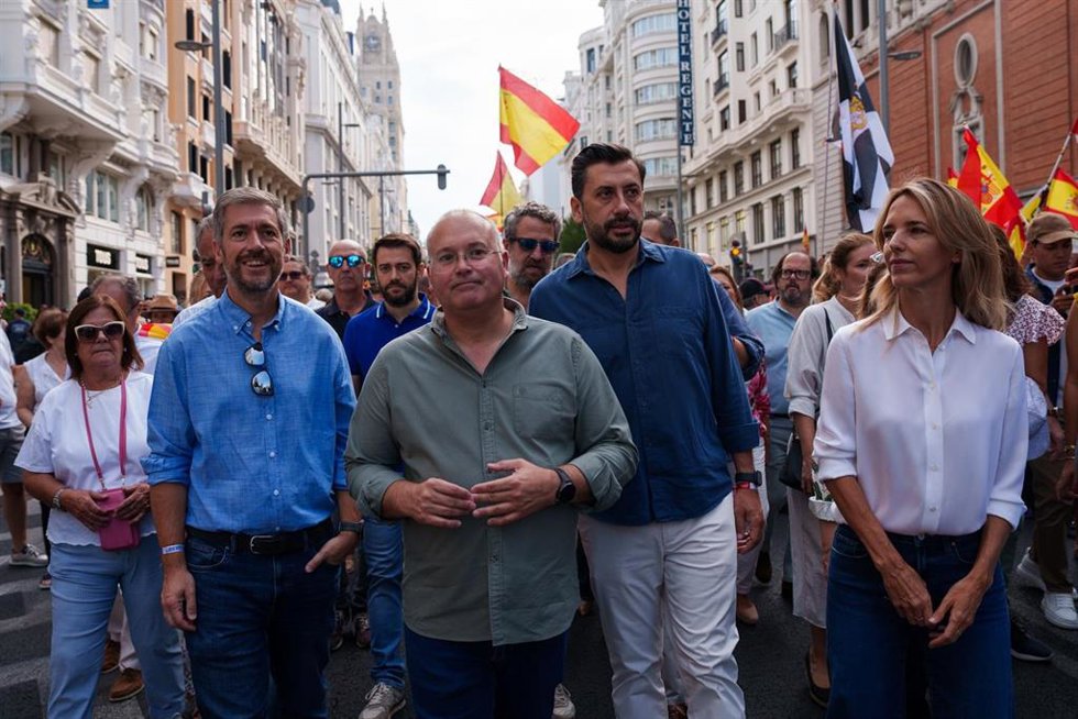 El secretario general del PP, Miguel Tellado (2i), durante una manifestación para expresar apoyo a Ceuta y exigir la celebración de elecciones generales.