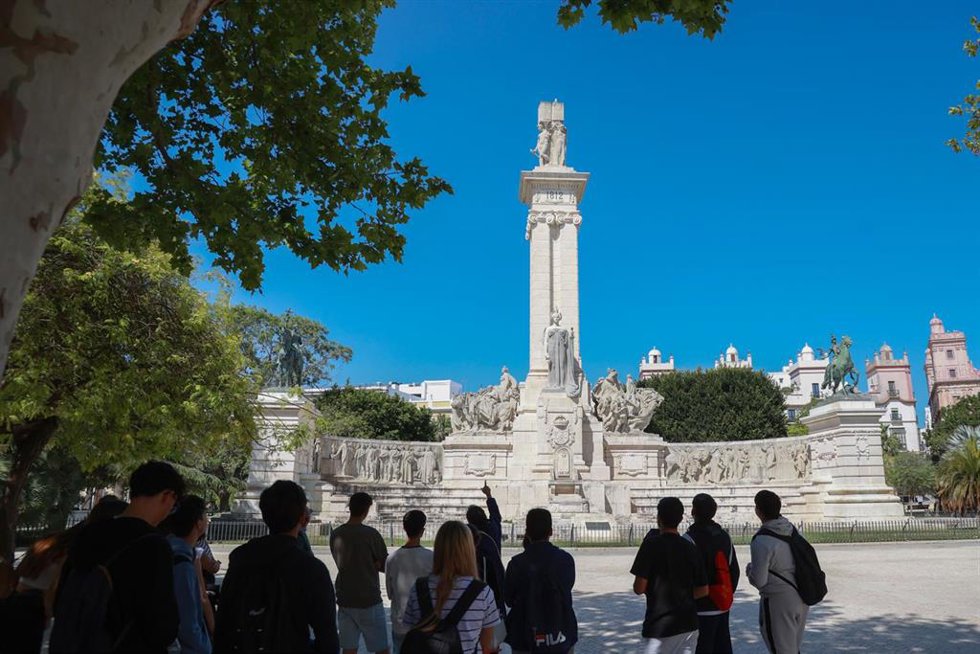 Archivo - Turistas ante el monumento de la Constitución de 1812 en la Plaza España de Cádiz.