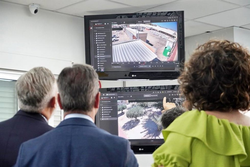 El alcalde, Víctor Martínez, y el consejero de Presidencia, Marcos Ortuño, comprobaron el funcionamiento del nuevo sistema, instalado en distintos puntos estratégicos del municipio