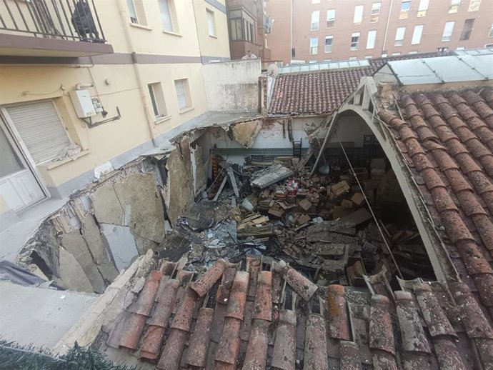 Se hunde la terraza de una vivienda sobre una nave en Berriozar.