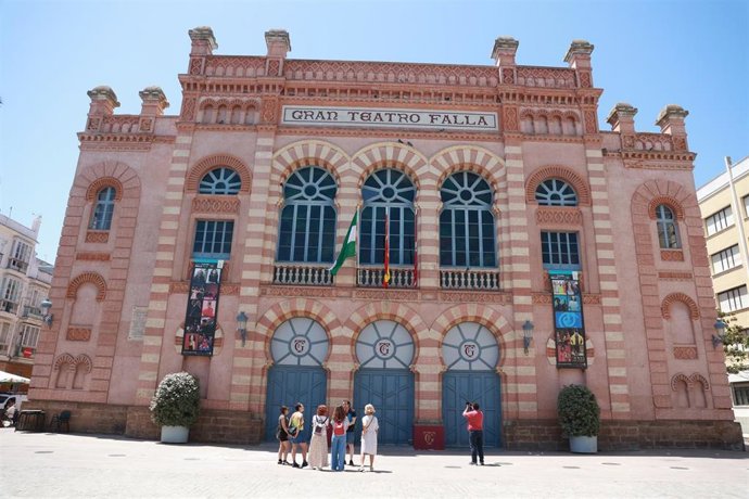 Archivo - Imagen de la puerta del Gran Teatro Falla de Cádiz.