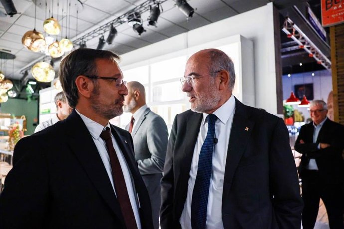 Los consellers de Unión Europea (UE) y Acción Exterior y de Política Lingüística de la Generalitat, Jaume Duch y Francesc Xavier Vila, han participado en Luxemburgo en la XVIII Trobada de Casals Europeus, celebrada en Luxemburgo