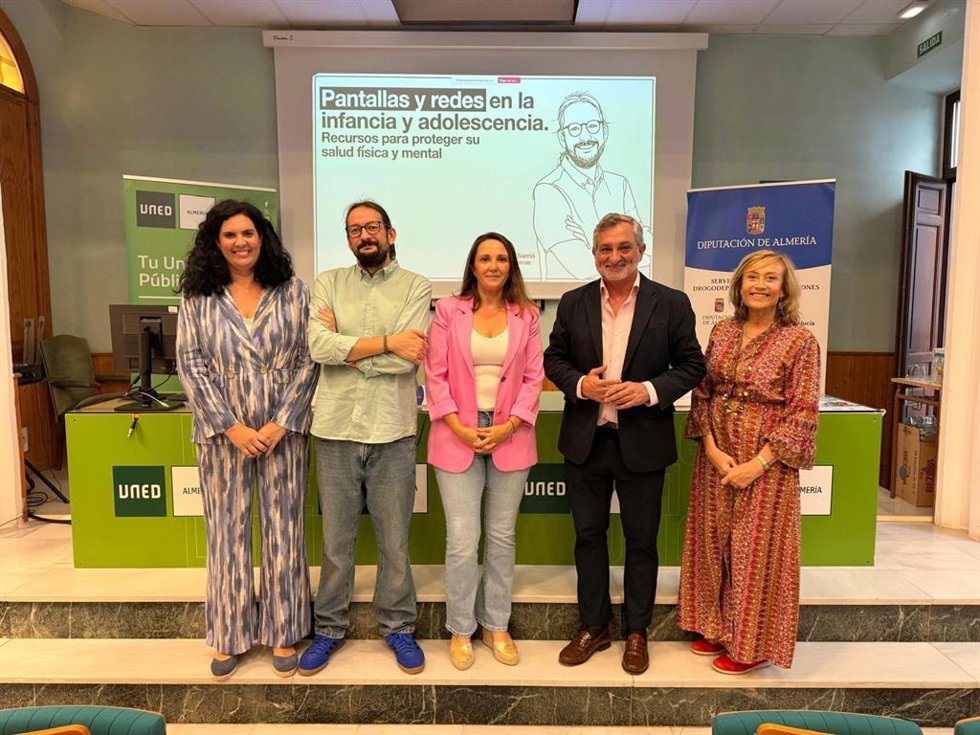 Taller de bienestar digital celebrado en la sede de la UNED de Almería.