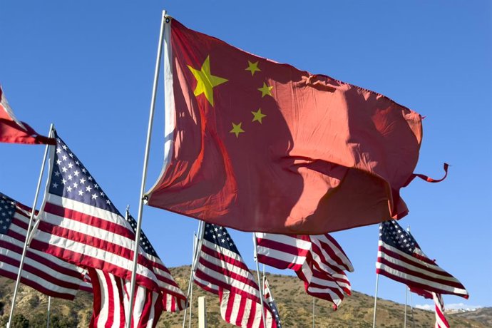9 de setembro de 2026, Los Angeles, Califórnia, EUA: Uma bandeira da China tremula na Universidade Pepperdine, onde 2.977 bandeiras estão hasteadas para comemorar o 25º aniversário dos ataques terroristas de 11 de setembro em Malibu, Califórnia, em 9 de s
