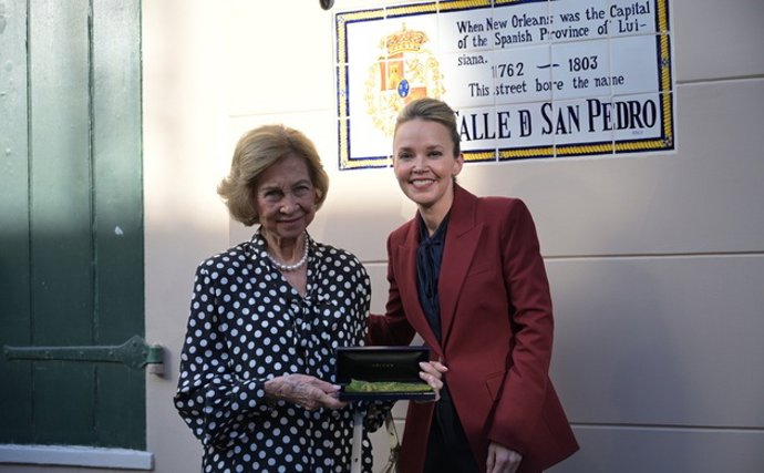 La Reina Sofía recibe las llaves de la ciudad de Nueva Orleans de manos de su alcaldesa, Helena Moreno.