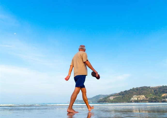 Un hombre caminando en la playa