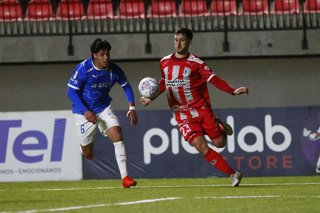 Futbol, Union La Calera vs Universidad Catolica. Copa Chile 2026. El jugador de Union La Calera Rodrigo Perez, derecha, disputa el balon con Sebastian Arancibia de Universidad Catolica durante el partido de ida de los octavos de final de la Copa Chile