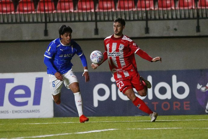 Futbol, Union La Calera vs Universidad Catolica. Copa Chile 2026. El jugador de Union La Calera Rodrigo Perez, derecha, disputa el balon con Sebastian Arancibia de Universidad Catolica durante el partido de ida de los octavos de final de la Copa Chile