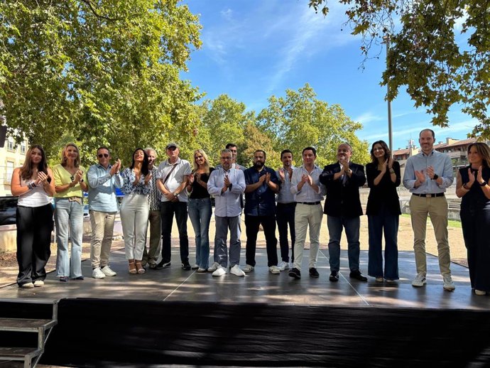 Alejandro Fernández, Juan Fernández y Manuel Reyes junto a los candidatos del PP en Osona