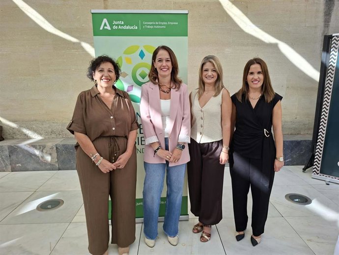 La Delegada Territorial de Empleo, Empresa y Trabajo Autónomo y de Inteligencia Artificial, Desarrollo Digital y Administración Pública en Córdoba, Marina Montes, en la entrega de los Premios del Comercio Interior de Andalucía.