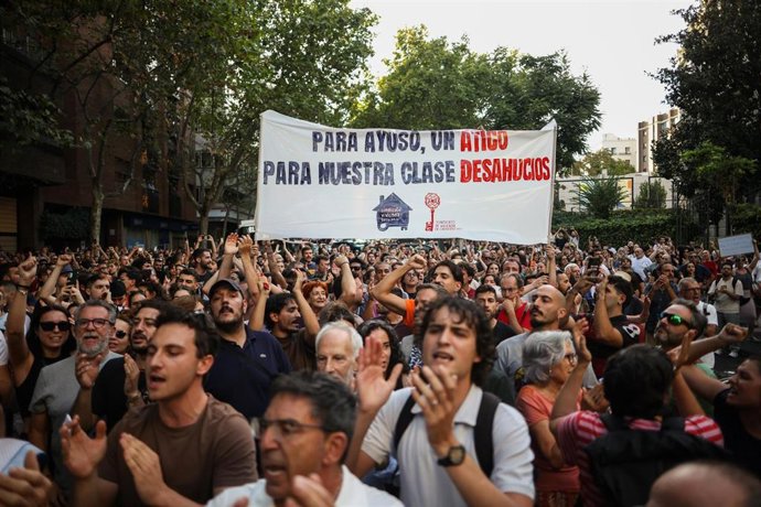 Decenas de personas durante una concentración frente al ático de Chamberí tras el desahucio de Maricarmen.