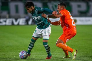 Futbol, Santiago Wanderers vs Cobreloa Fecha 11, Liga de Ascenso 2026, El jugador de Santiago Wanderers, Denilson San Martin, izquierda, disputa el balon contra Cristian Muga de Cobreloa, durante un partido de la Liga de Ascenso,  disputado en el estadio