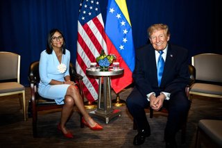 El presidente de EEUU, Donald Trump, participa en una reunión informal con la presidenta encargada de Venezuela, Delcy Rodríguez, en el hotel Lotte Palace de la ciudad de Nueva York
