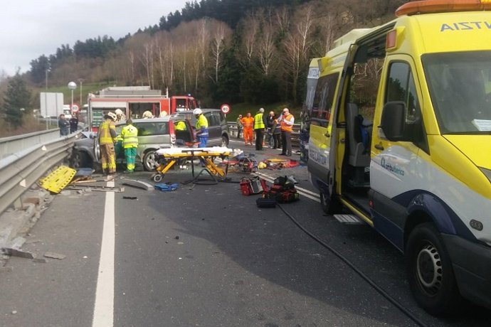 Archivo - Accidente de tráfico en Balmaseda (Bizkaia)