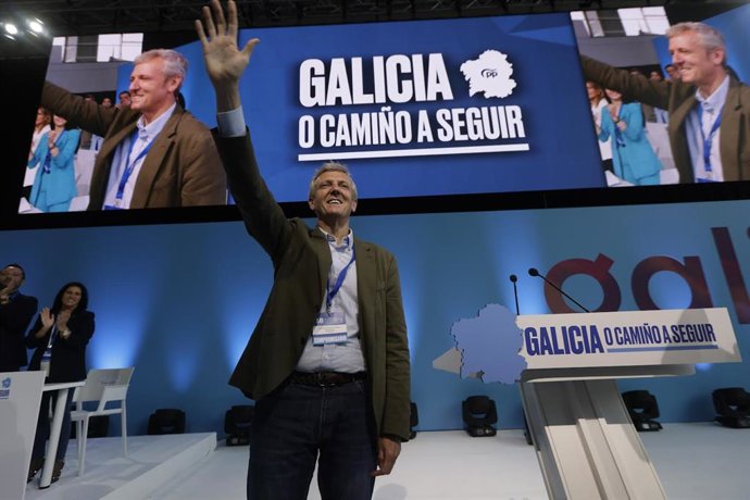 Archivo - Arquivo - O presidente da Xunta de Galicia, e núevo líder dos populares galegos, Alfonso Rueda, saúda durante a claudura do 18º Congreso Autonómico do PPdeG, no recinto feiral, a 21 de maio de 2022, en Pontevedra, Galicia (España). A Xunta