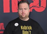 Foto: Paul Walter Hauser explica el misterioso pin que llevó al estreno de Resident Evil y su conexión con Epstein