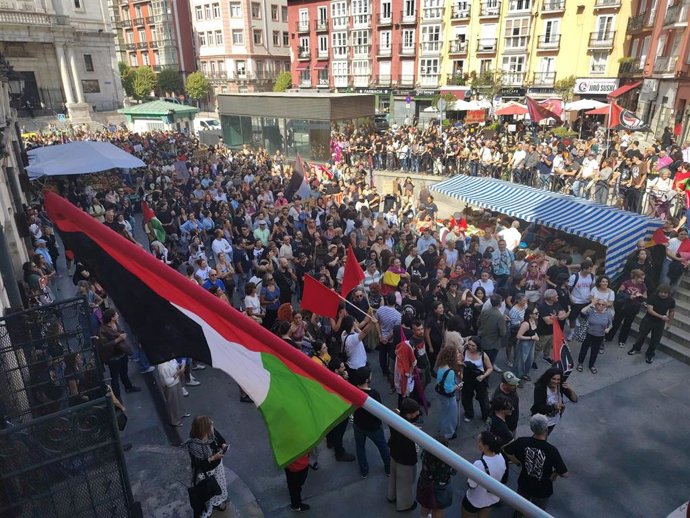 Asistentes a la manifestación concentrados en la Plaza de la Esperanza