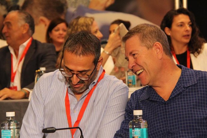 El secretario general del PSOE de C-LM, Emiliano García-Page, junto al secretario de Organización, Sergio Gutiérrez.