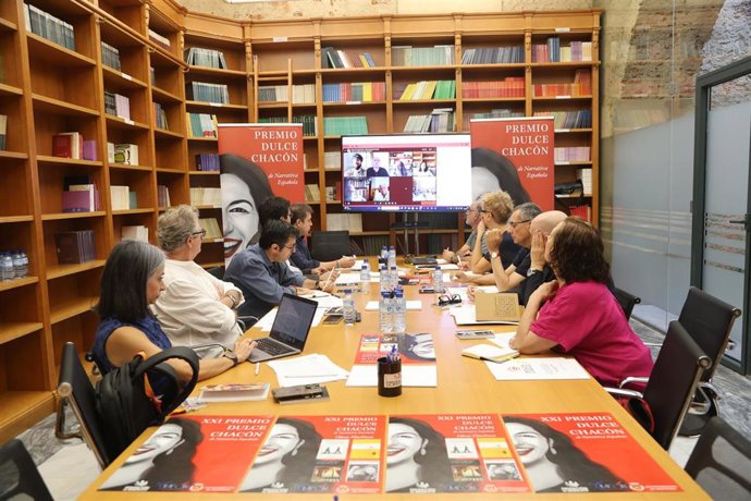 Reunión del jurado final del XXI Premio Dulce Chacón de Narrativa Española, que ha otorgado el galardón a la obra 'Los ilusionistas' de Marcos Giralt Torrente.