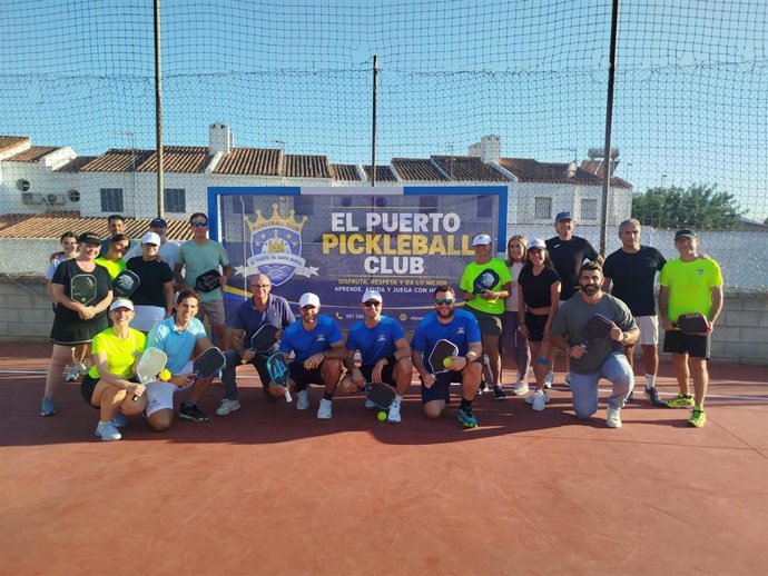 El concejal de Juventud y Deportes del Ayuntamiento de El Puerto de Santa María, José Ignacio González, y el coordinador de Deportes, Ale Galán, en un encuentro con la Asociación de Pickleball.