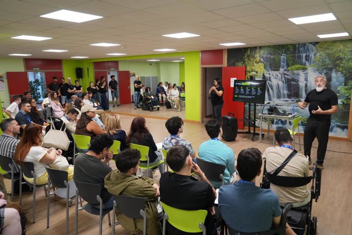 Jóvenes participantes en el II Congreso Estatal de Juventud con Discapacidad trabajan en grupos durante el laboratorio de creación colectiva de la última jornada, celebrado en Valladolid