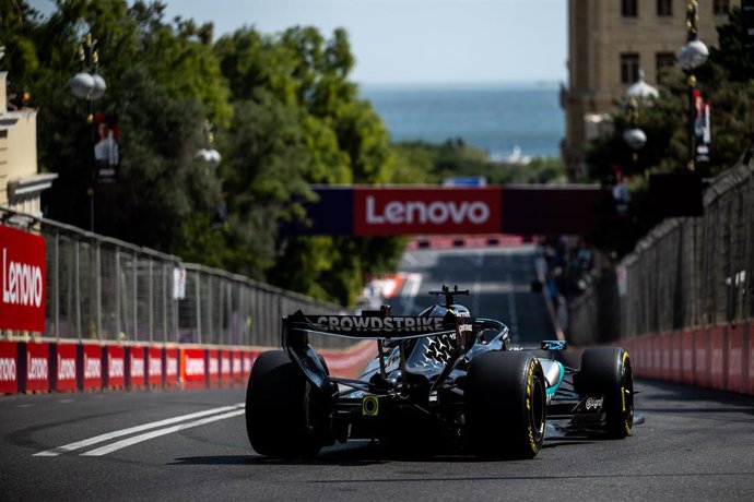 63 RUSSELL George (gbr), Mercedes AMG F1 Team W17, action during the 2026 Formula 1 Azerbaijan Grand Prix, 15th round of the 2026 Formula One World Championship from September 24 to 26, 2026 on the Baku City Circuit, in Baku, Azerbaijan - Photo Alberto Vi