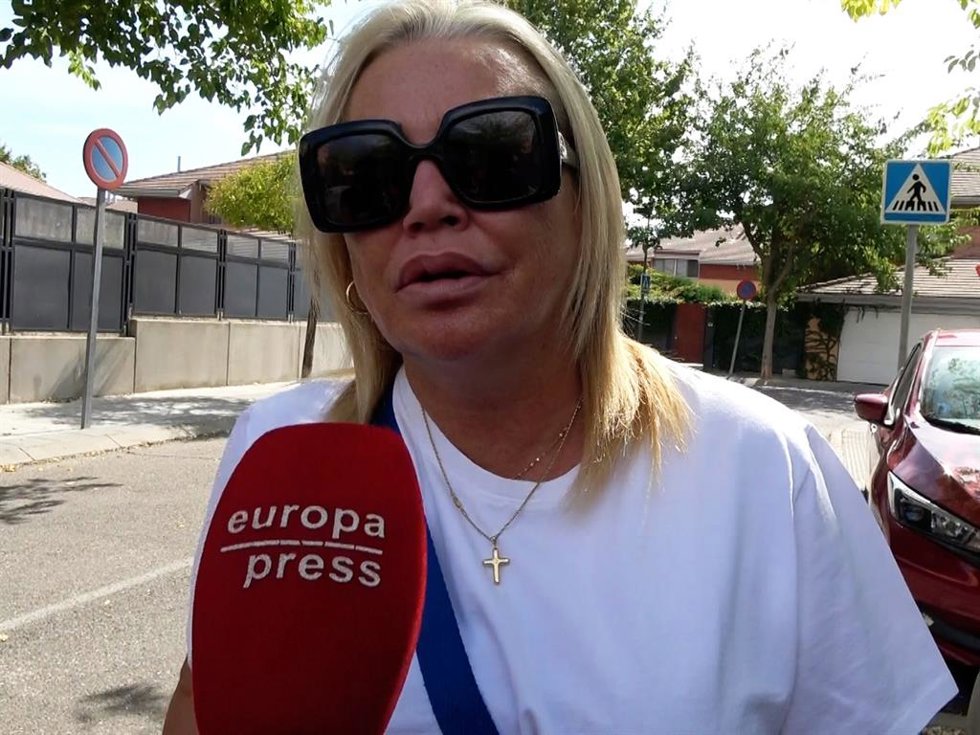 Belén Esteban hablando con la prensa tras su vuelta a la televisión