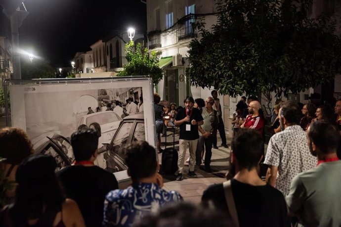FestComarcasPhoto 2026 inaugura su séptima edición y convierte El Campillo en punto de encuentro de la fotografía contemporánea.