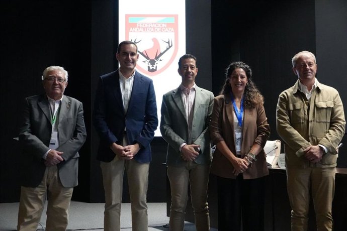 El presidente de la Diputación de Jaén, Juan Latorre, ha puesto de relieve la importancia de la actividad cinegética en la conservación de los entornos naturales y de su fauna
