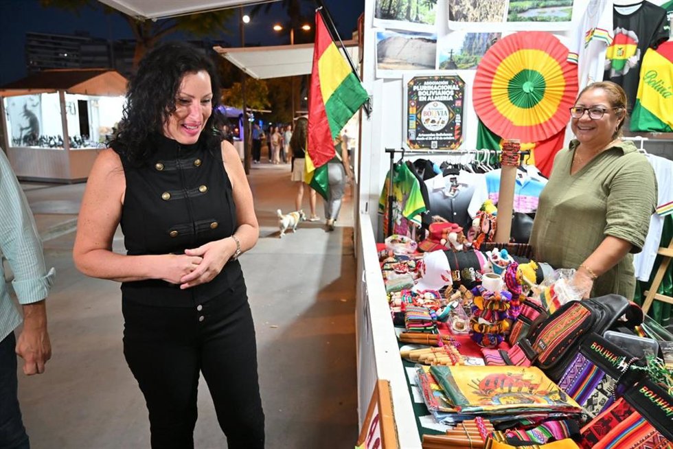 La alcaldesa de Almería, María del Mar Vázquez, inauguró el Festival de las Naciones